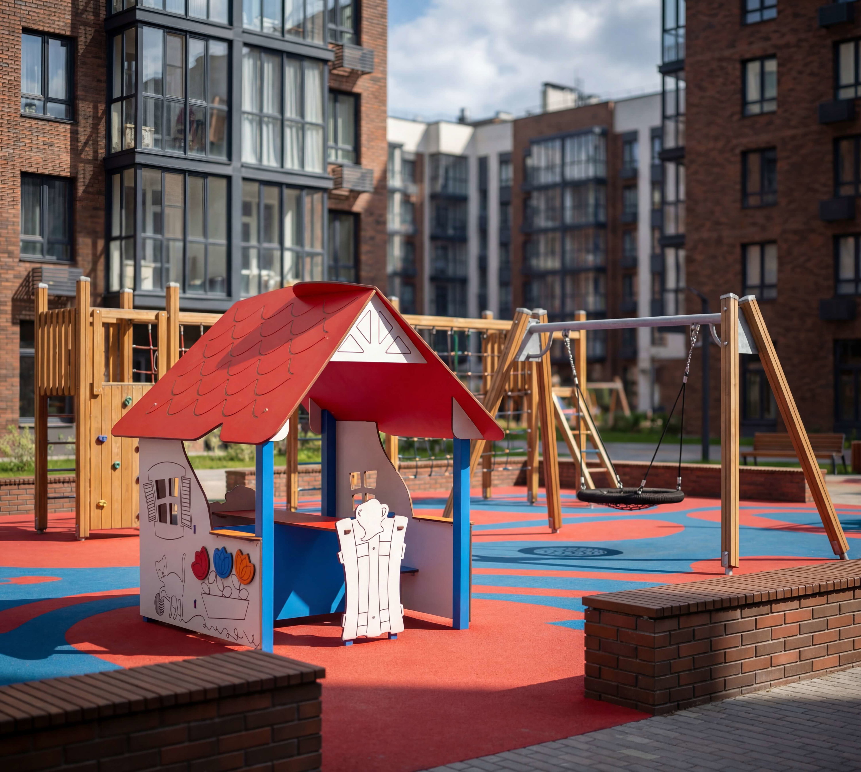 Farbe Spielplatz mit Haus und Schaukel vor Wohnhäusern – Kinderspielbereich im Stadtpark.