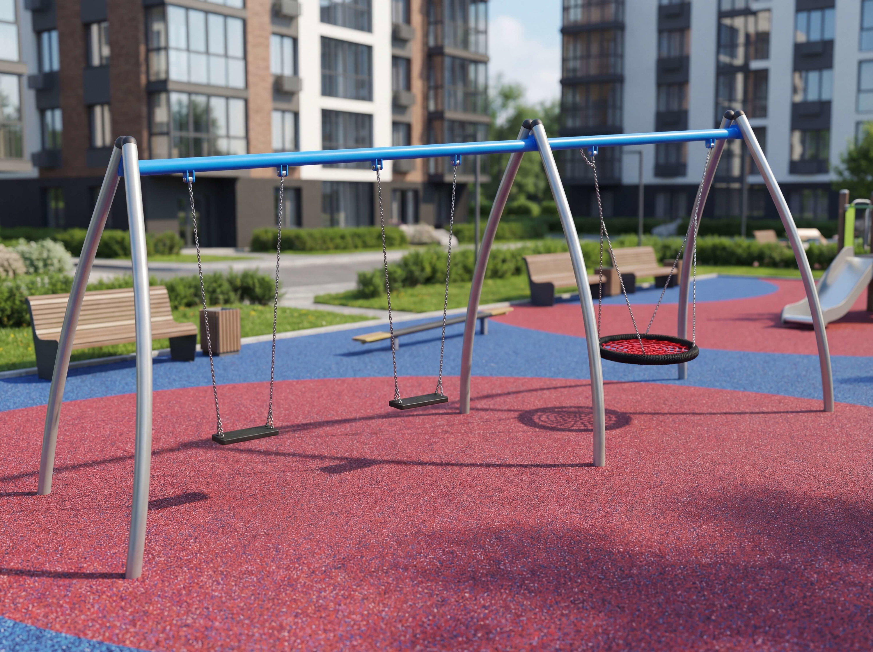 Schaukeln im modernen Spielplatz vor Wohnhäusern mit buntem Bodenbelag und Bänken.