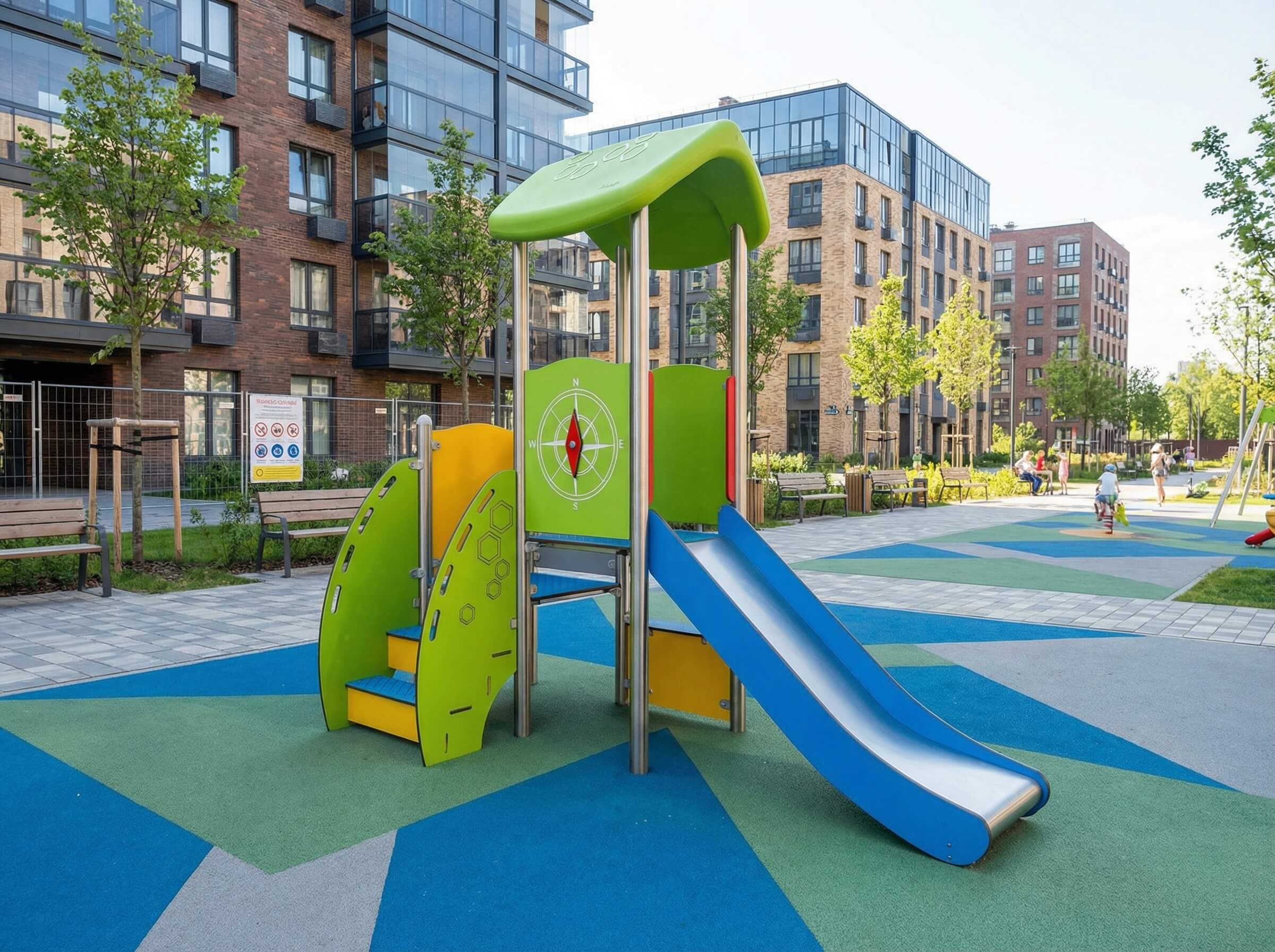 Bunte Spielanlage mit Rutsche im modernen Wohngebiet unter blauem Himmel.
