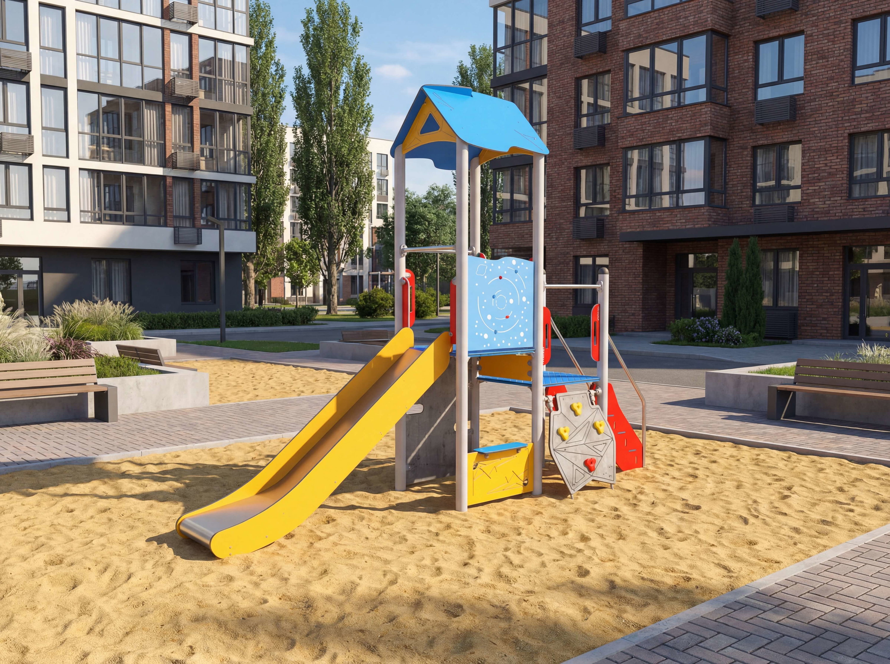 Farbiger Spielplatz mit Rutsche im Sand vor modernen Wohnhäusern.