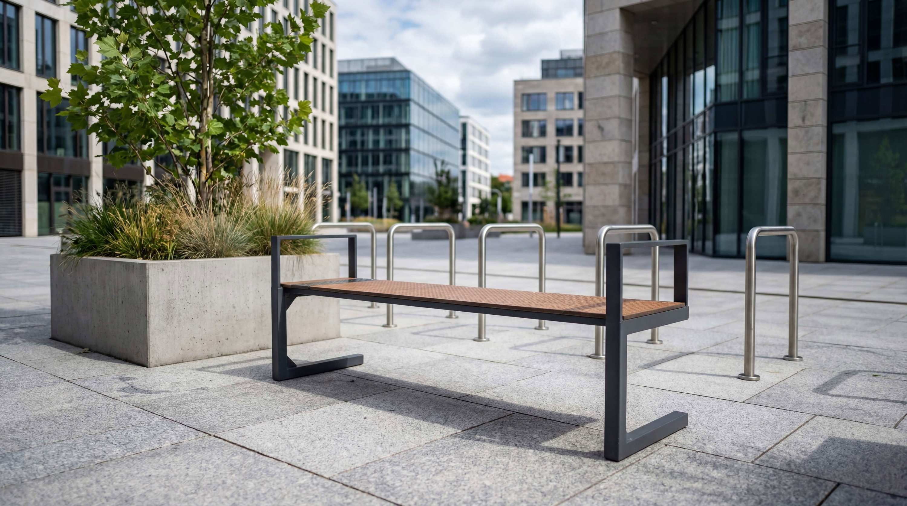 Moderne Bank im urbanen Außenbereich mit Bäumen und Parkplätzen vor Glasfassaden.