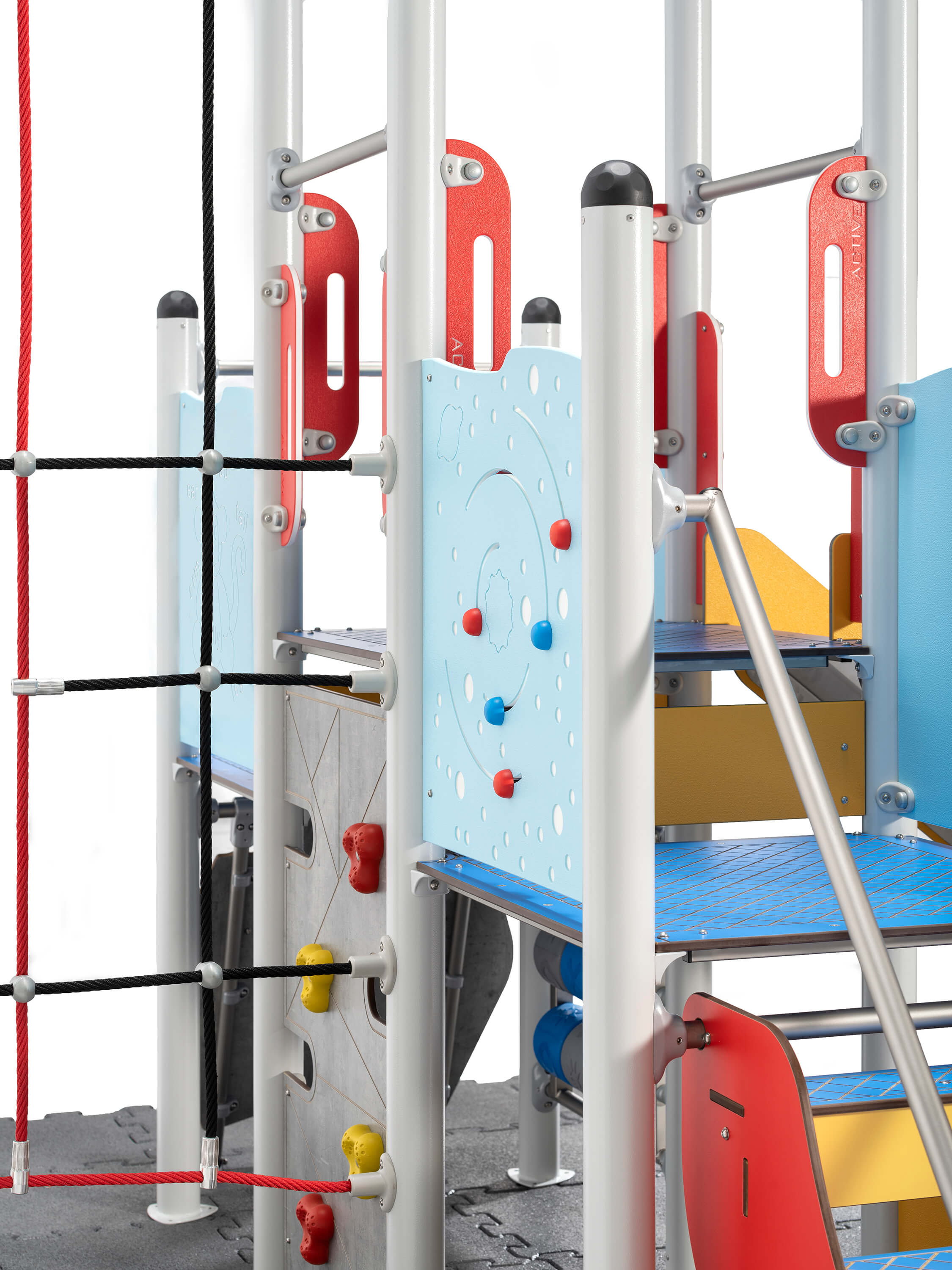 Bunte Spielplatzanlage mit Ringe und Schiefer für Kinder auf gepolstertem Boden.