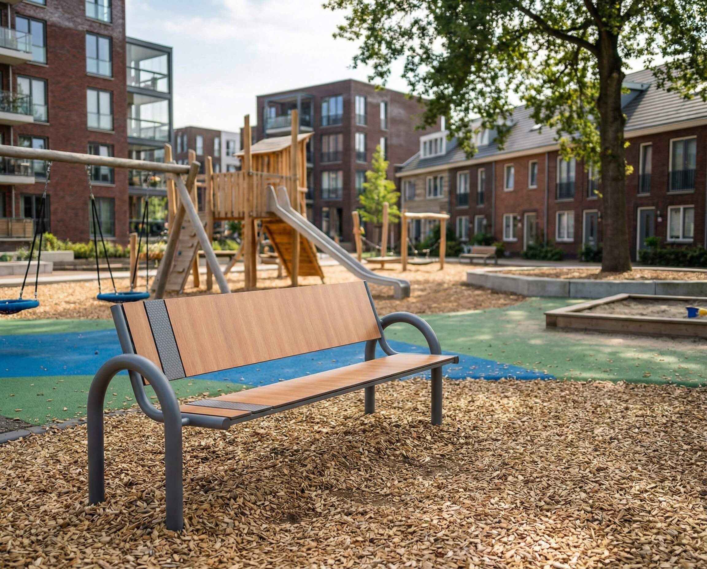 Holzbank im Spielplatz vor Wohnhäusern mit Rutsche und Schaukel – sonniger Tag.