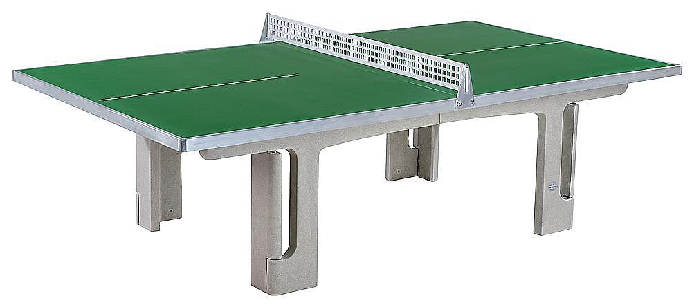Grüner Tischtennis-Tisch mit Netz und Metallbeinen auf weißem Hintergrund.