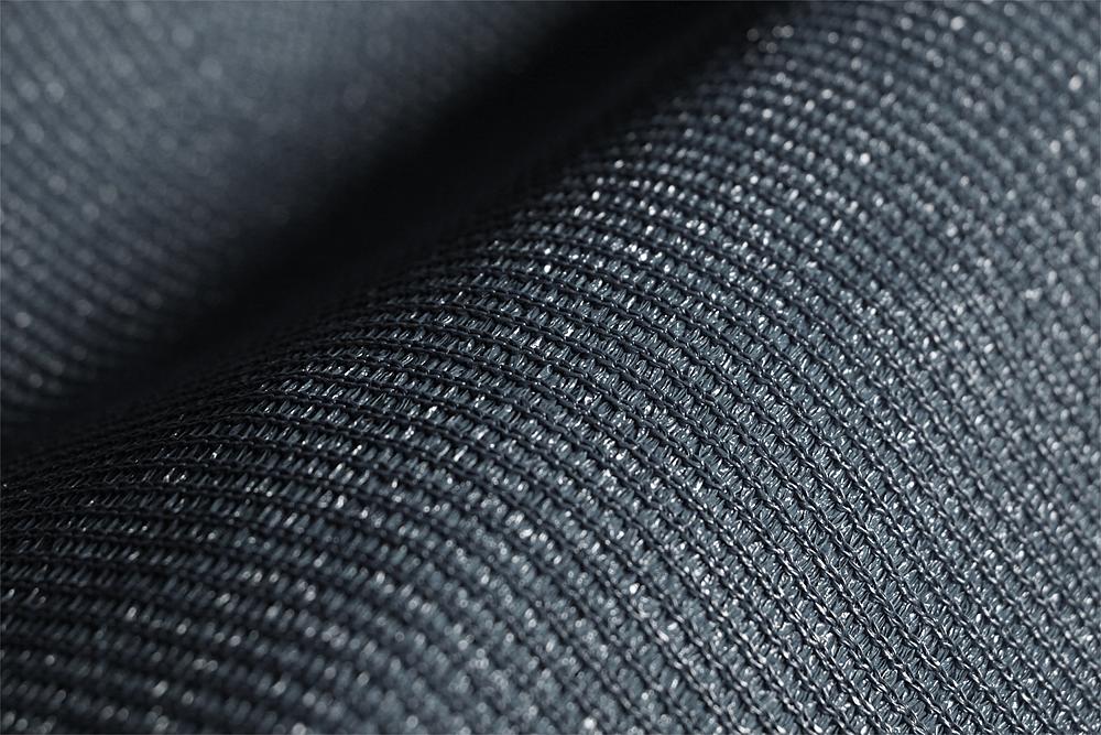 Schwarzes Textilgewebe mit feiner Struktur und glänzenden Fasern im Detailaufnahme.