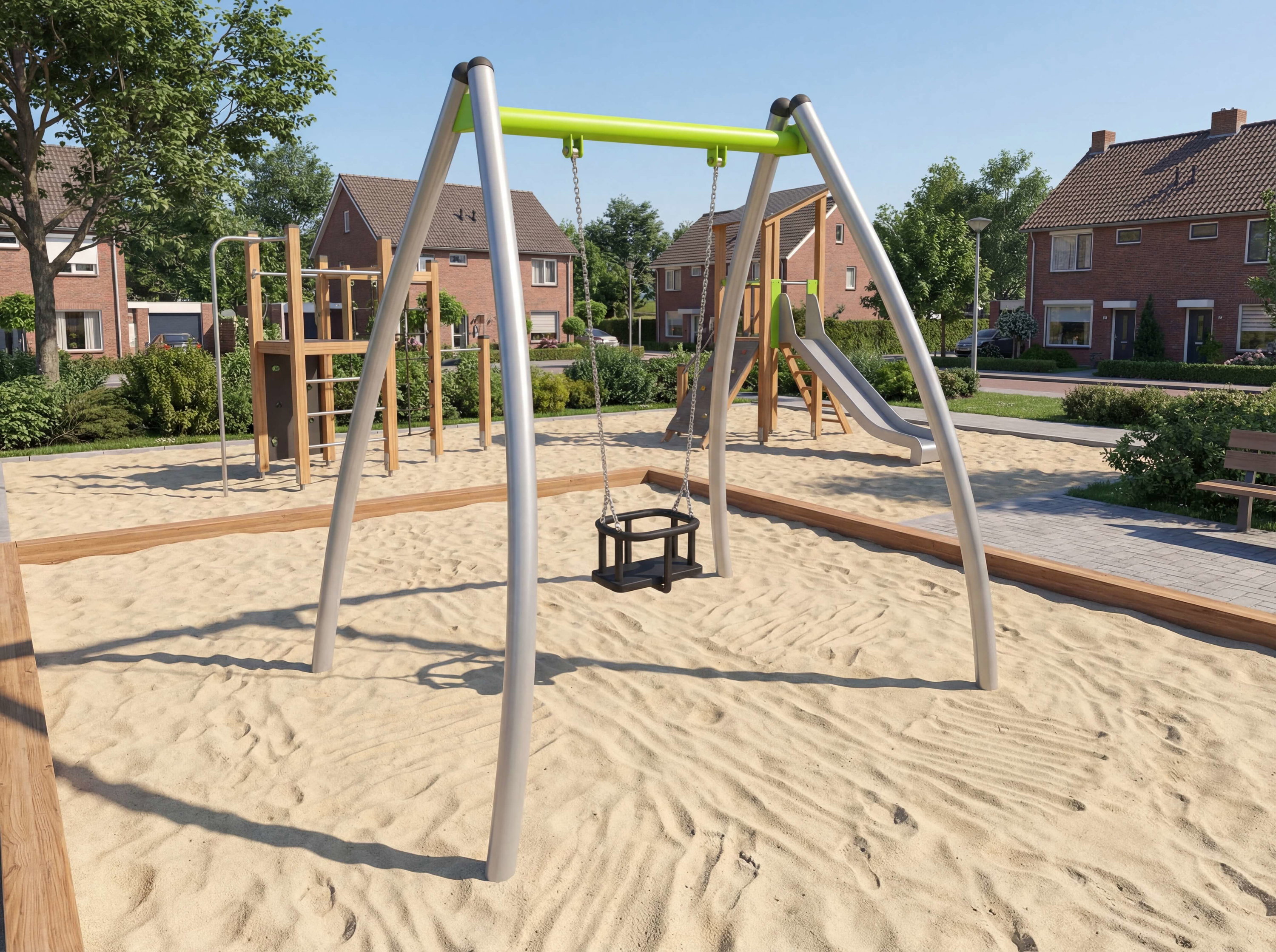 Spielplatz mit Schaukel und Rutsche im Sand auf einem Wohnsiedlungsgrundstück.