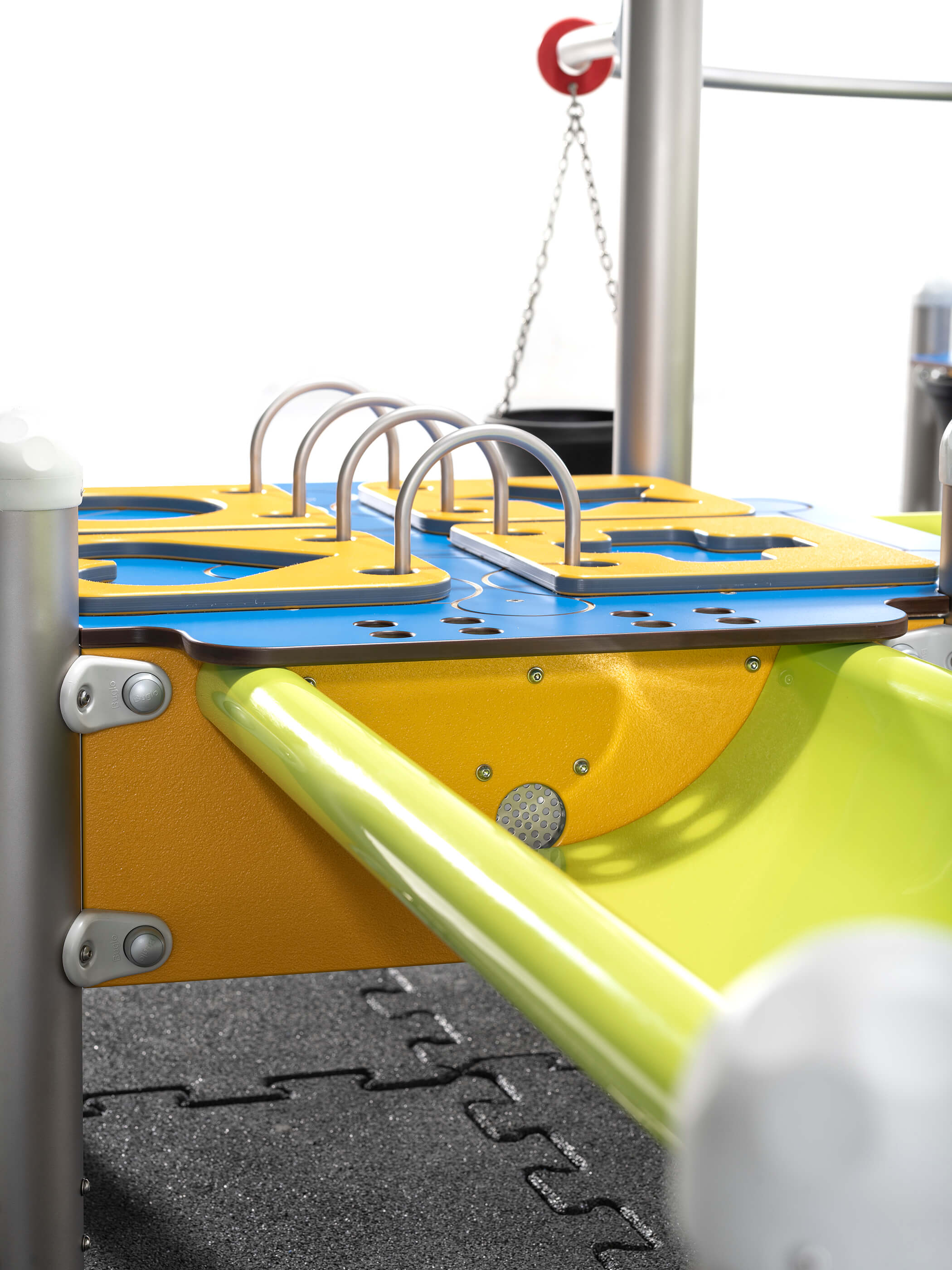 Bunte Spielplatzanlage mit Ringe und Schiefer für Kinder auf gepolstertem Boden.