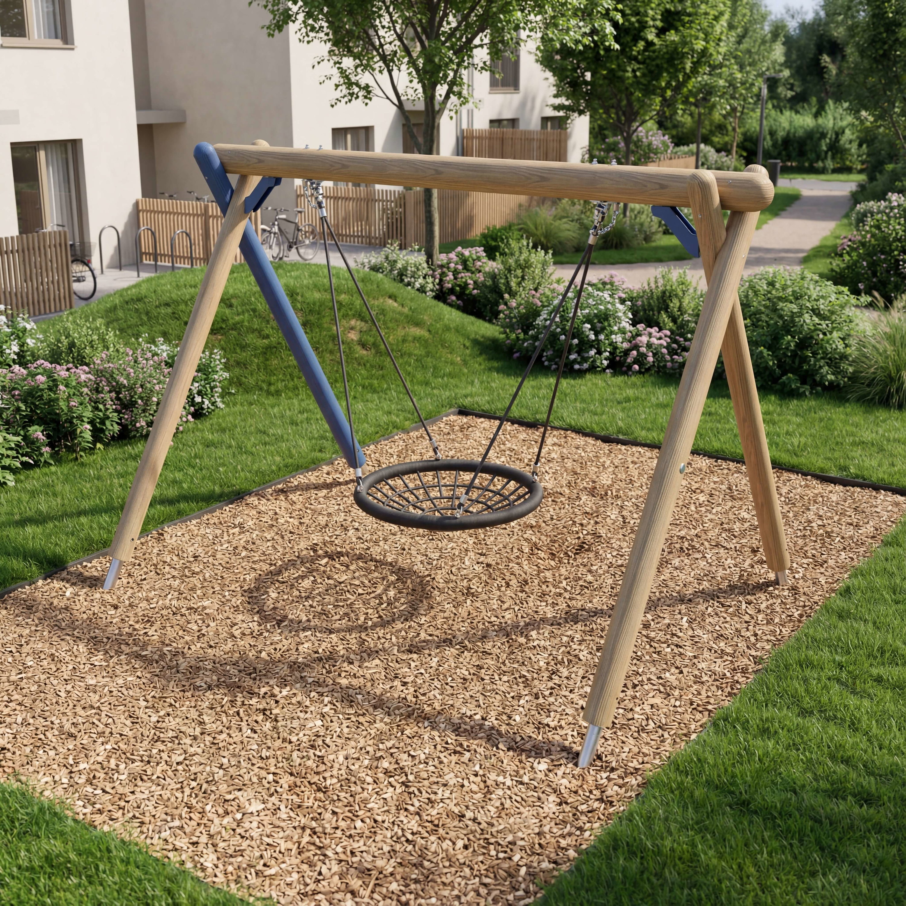 Holzschaukel im gepflegten Garten mit Kiesmulch und Blumenbeeten – ideal für Kinderfreude.