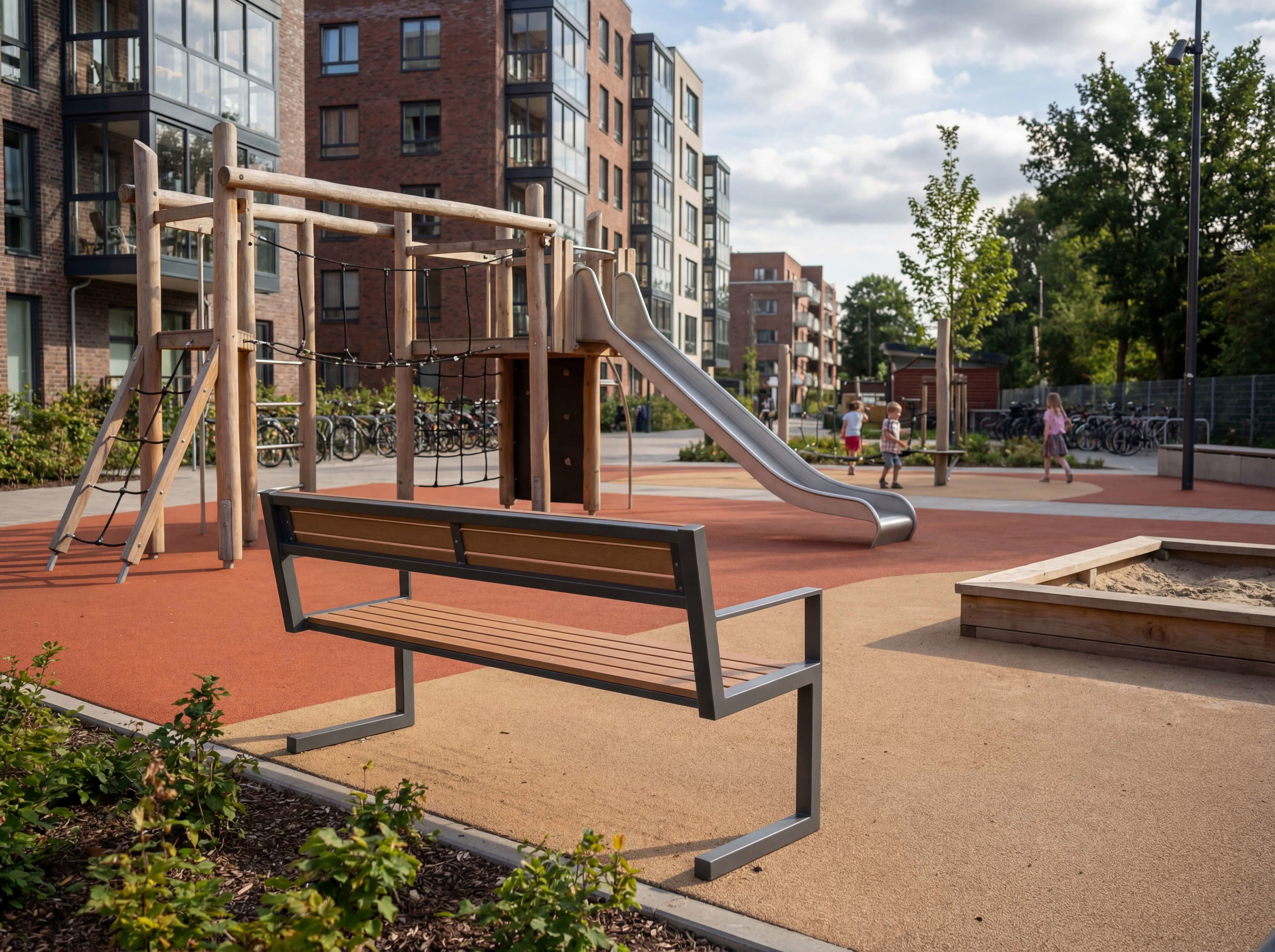 Spielplatz mit Rutsche und Bank vor Wohnhäusern im Stadtteil.