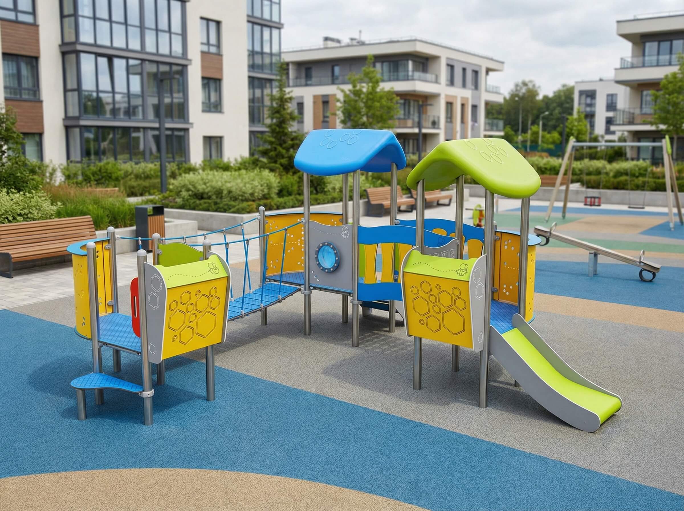 Bunte Spielanlage im modernen Wohngebiet mit Rutschbahn und Kletterelementen auf weichem Bodenbelag.