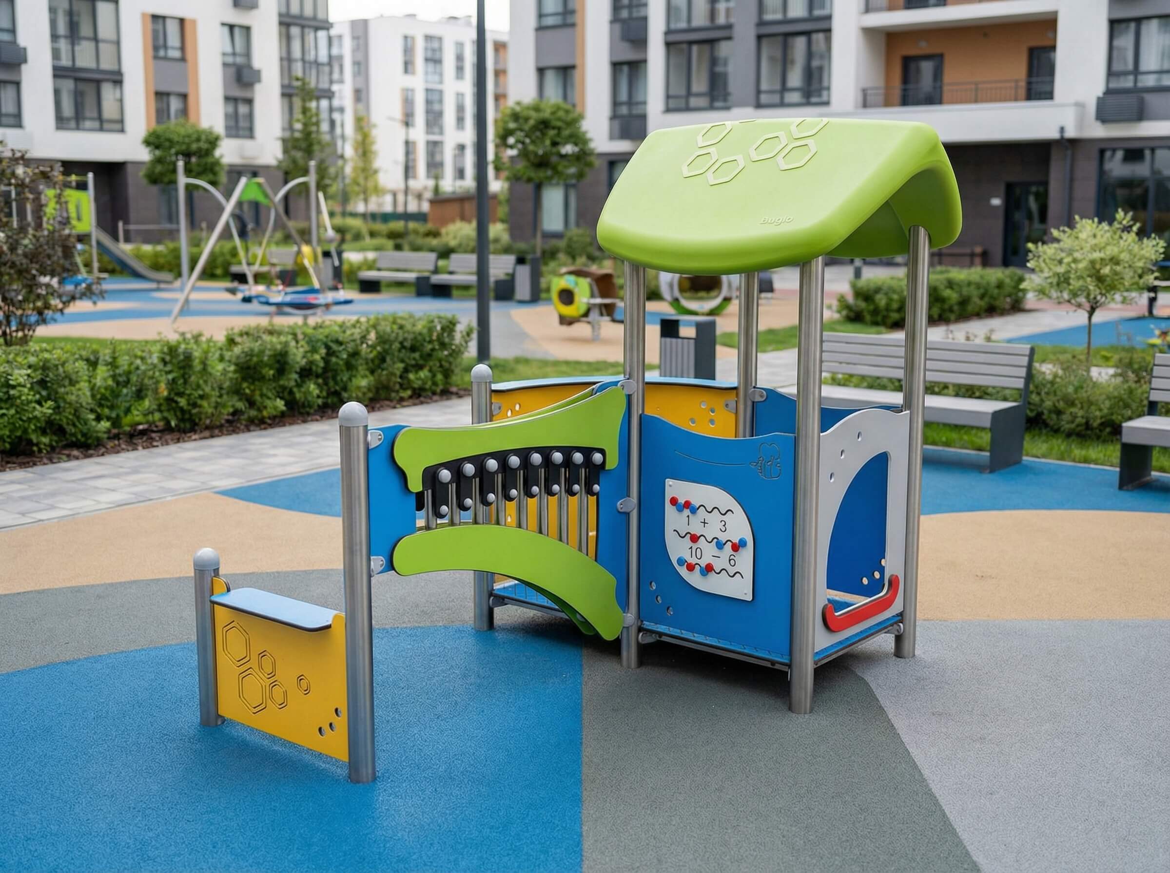Bunte Spielanlage mit Lernstation im modernen Wohngebiet.