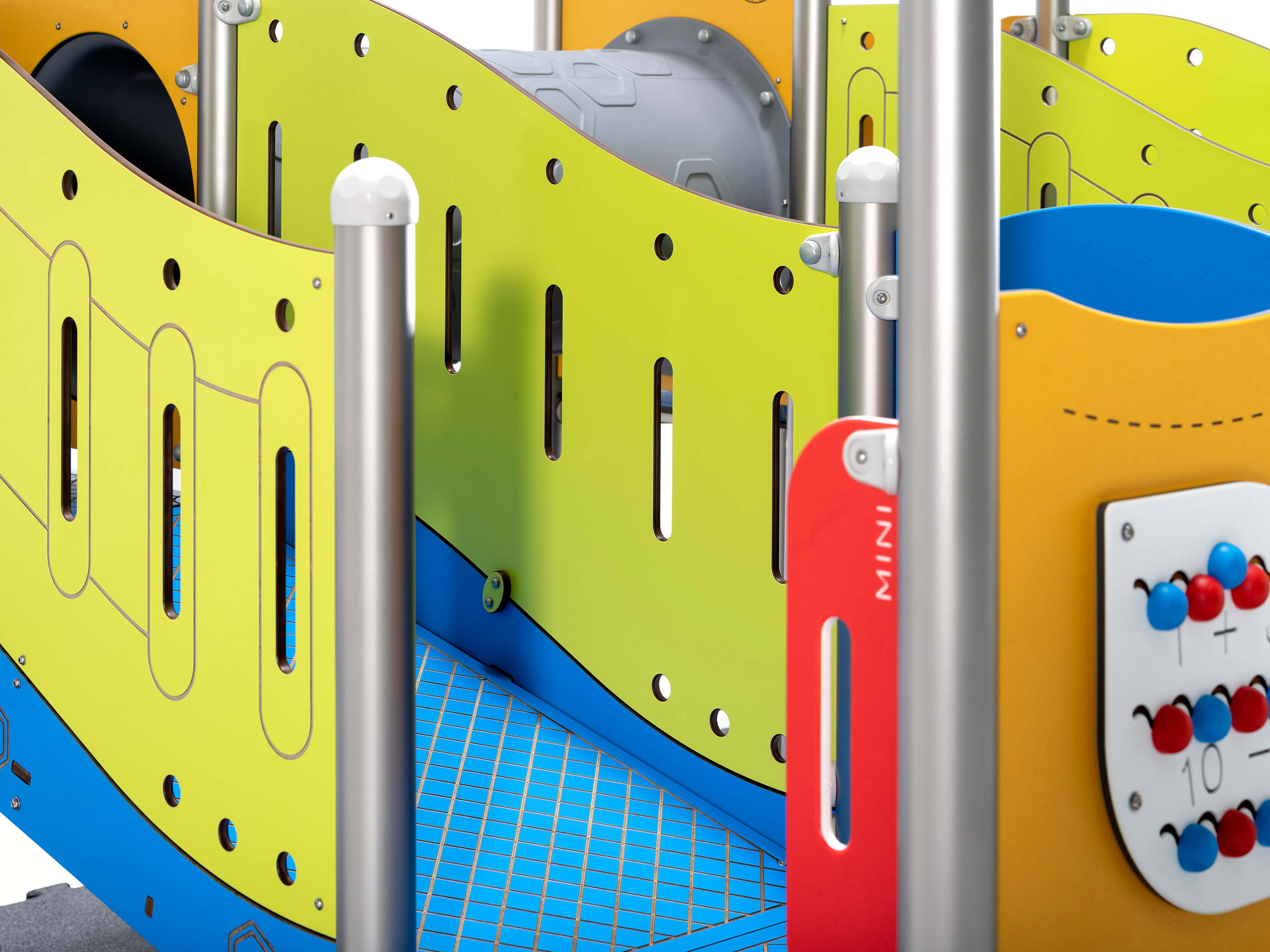Bunte Spielplatzanlage mit Rutschen und Lernspielen für Kinder im Freien.