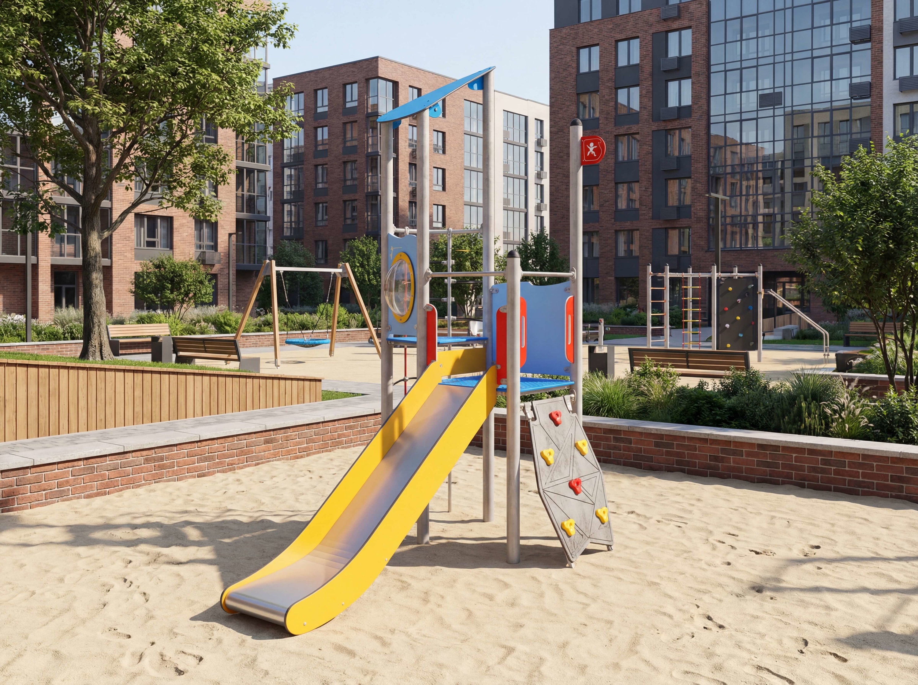 Spielplatz mit Rutsche und Kletterwand vor modernen Wohnhäusern im Sonnenlicht.