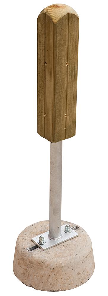 Holzpfosten auf Betonsockel mit Metallstange – Gartenzaun oder Markierungspfahl.

(Translation: Wooden post on concrete base with metal rod — garden fence or marker post.)