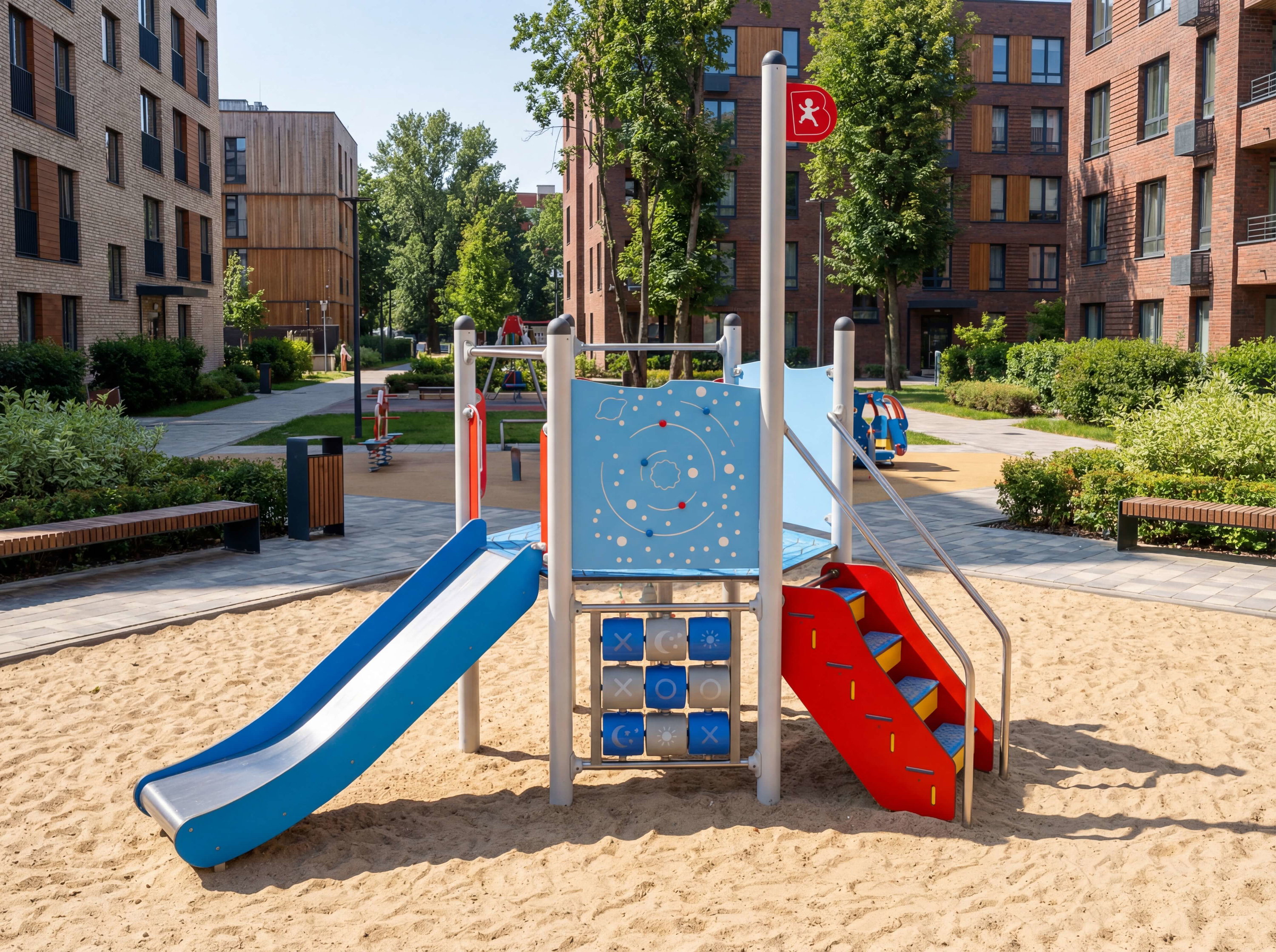 Bunte Spielanlage im Sandkasten vor modernem Wohngebäude mit Bäumen und Gehwegen.