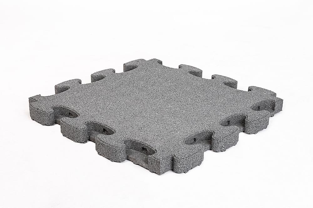 Graue, puzzleartige Bodenfliese mit Interlock-Verbindung auf weißem Hintergrund.