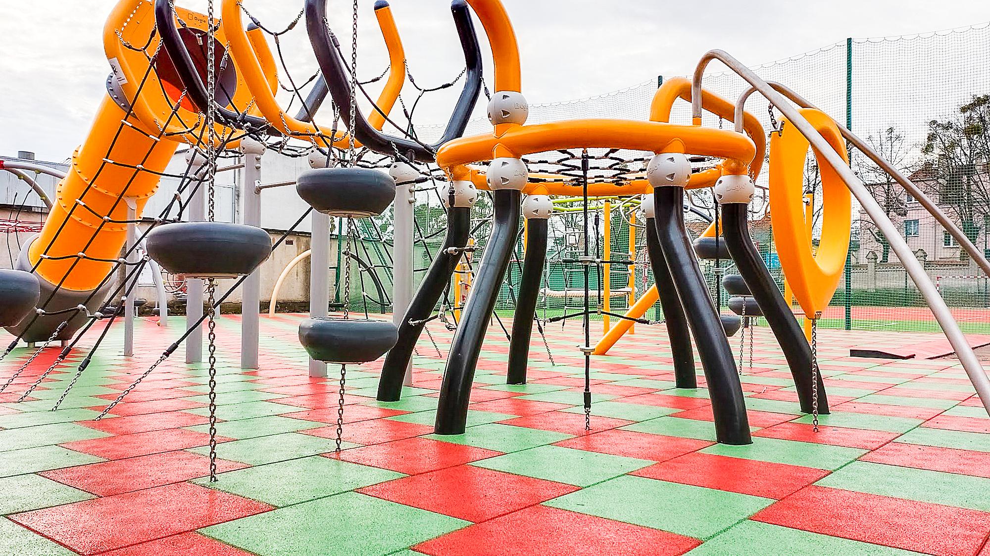 Farbiger Spielplatz mit Rutschen und Klettergerüst auf gemustertem Boden – ideal für Kinder.

FARBIGER SPIELPLATZ MIT KLIMBER UND RÜSCHEN AUF GEMUSTERTEM BODEN FÜR KINDER.