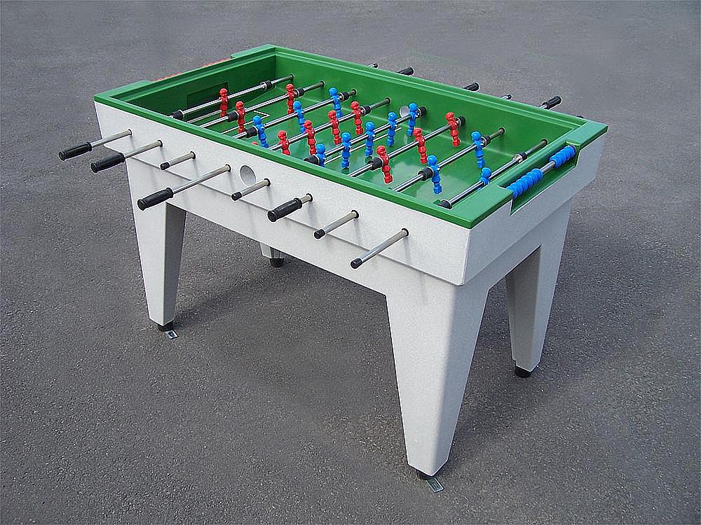 Fussballtisch mit roten und blauen Figuren auf grauem Asphalt im Freien.

Fotoball-Tisch mit rot-blauem Team – draußen auf Betonboden bereit zum Spielen.