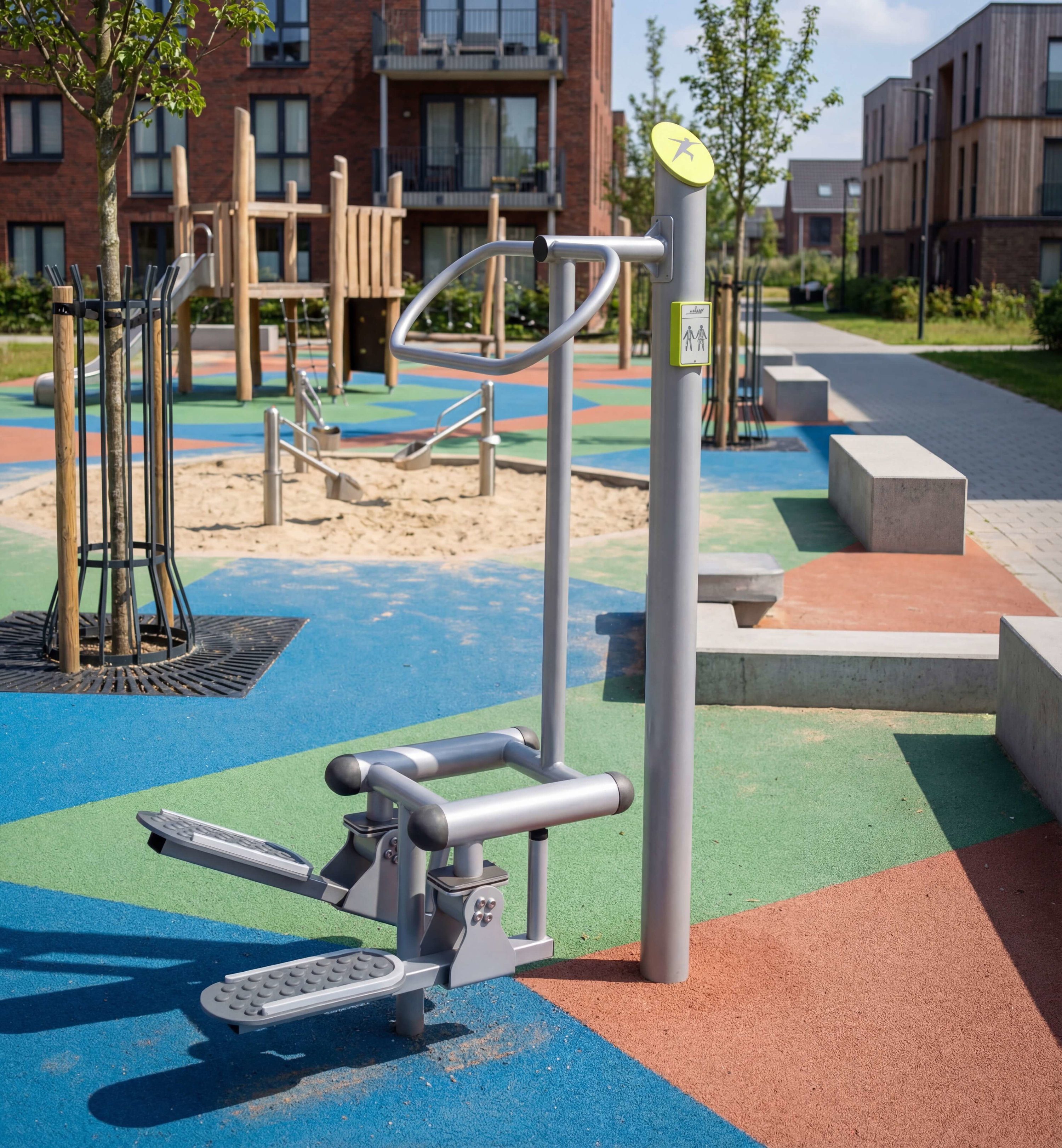 Gymnastikgerät im farbenfrohen Spielplatz vor Wohnhäusern unter blauem Himmel.