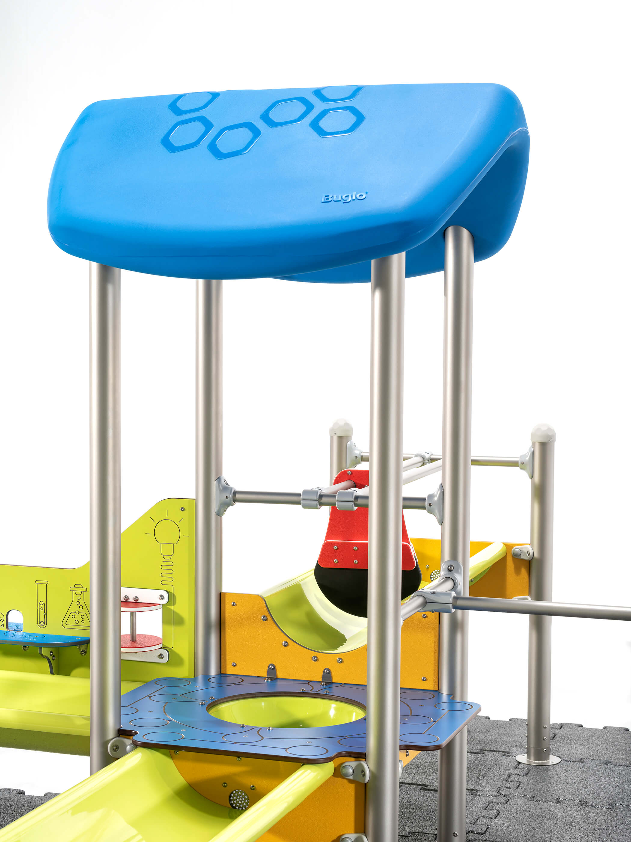 Bunte Kinderspielanlage mit Rutsche und Kletterelementen auf gepolstertem Boden.