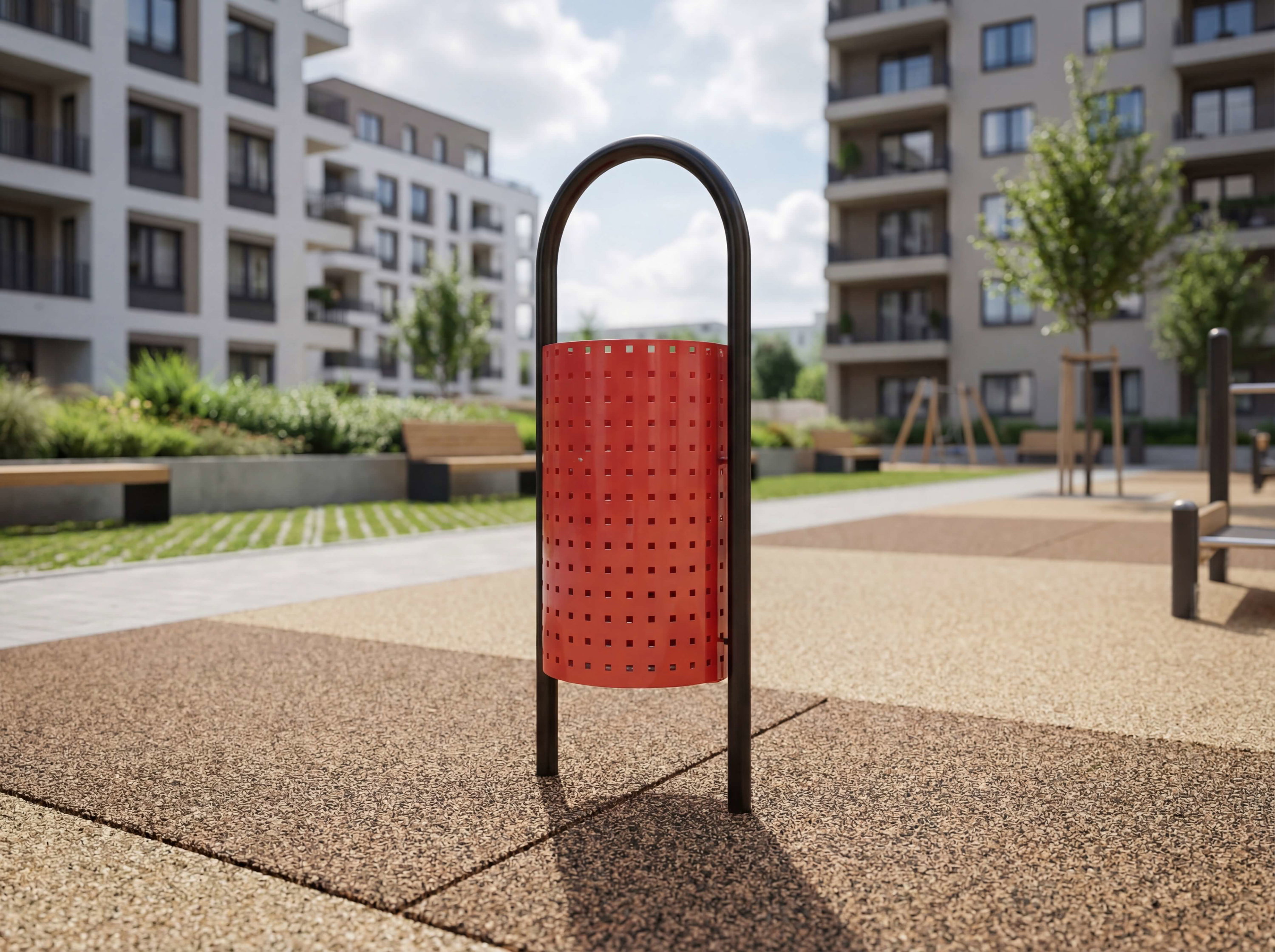 Roter Mülleimer mit perforierter Oberfläche im modernen Wohnbereich vor Hochhäusern.