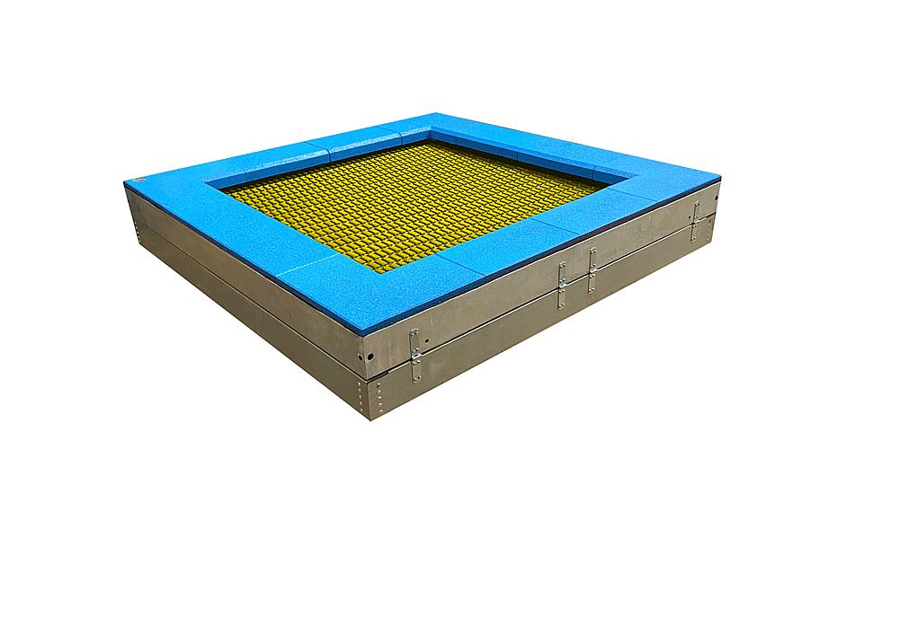 Runder Trampolin mit blauem Sprungboden und galvanischem Metallrahmen – ideal für Garten oder Hof.
