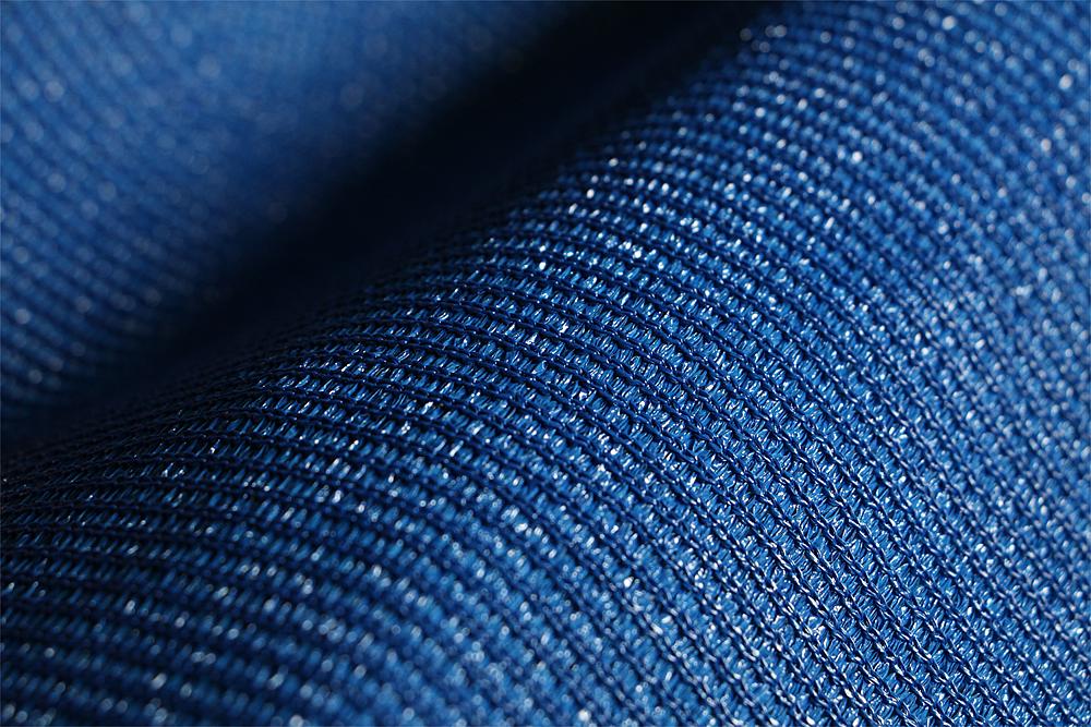 Blauer Stoff mit feiner Struktur und leichten Falten – Textil-Näherungsaufnahme.

(Translation: Blue fabric with fine structure and slight folds — textile close-up.)