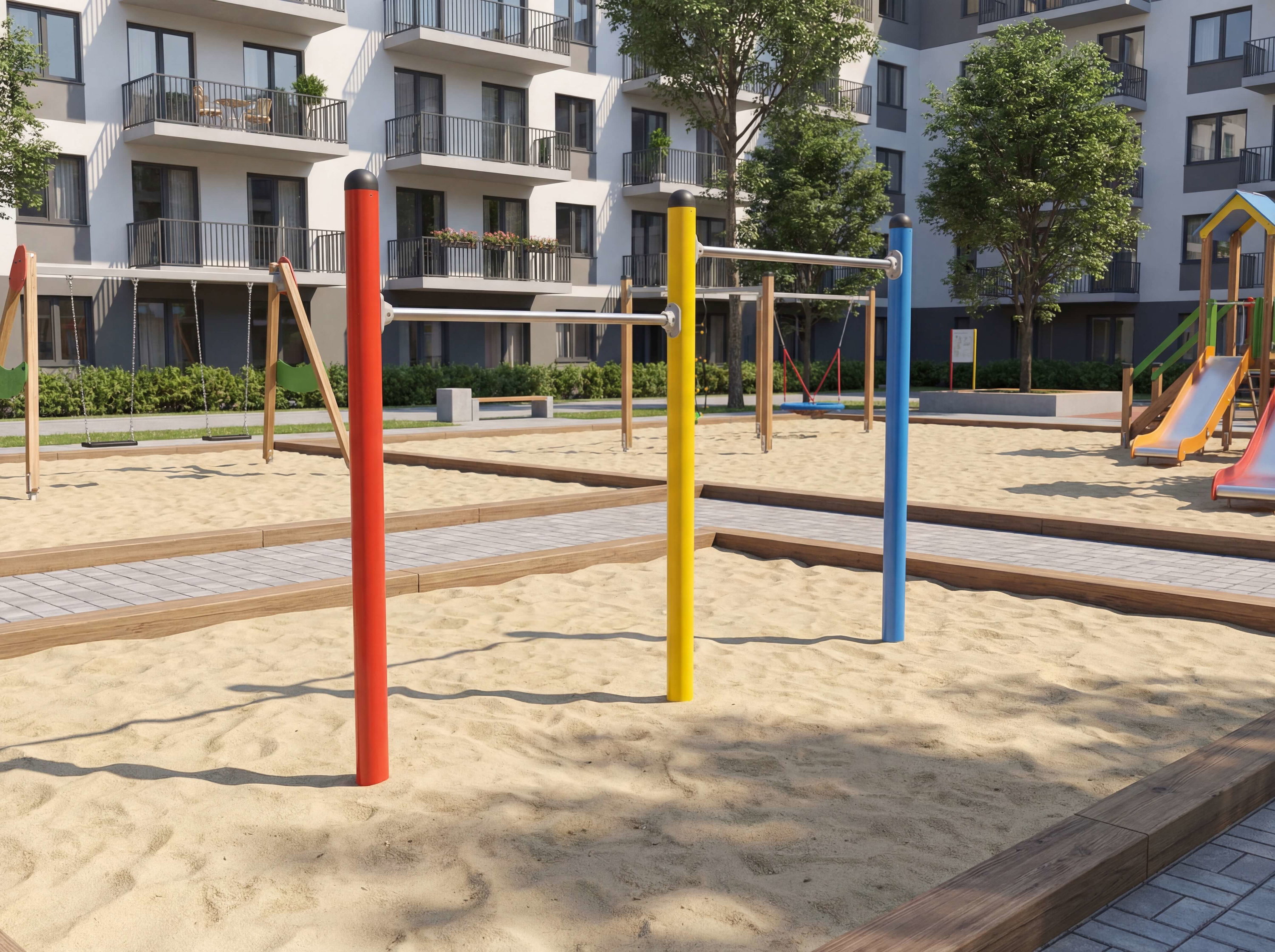 Farbiger Spielplatz mit Sandkasten und Klettergerüst vor modernem Wohnhaus im Grünen.