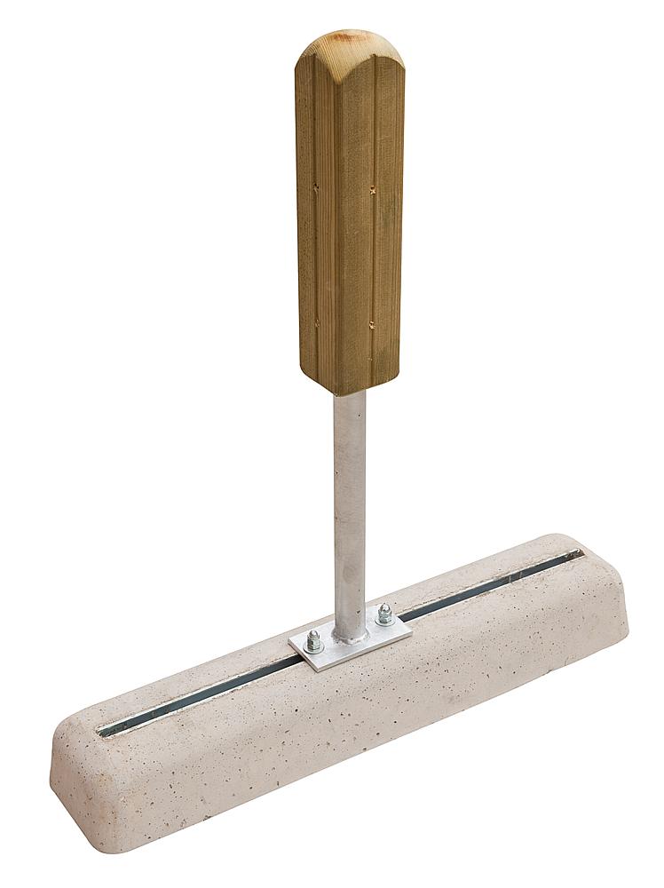 Holzgriff- und Metallstange mit Betonfuß – Werkzeug für Garten oder Baustelle.

Beton-Schleifgerät mit Holzgriff zur Oberflächenbearbeitung im Freien.