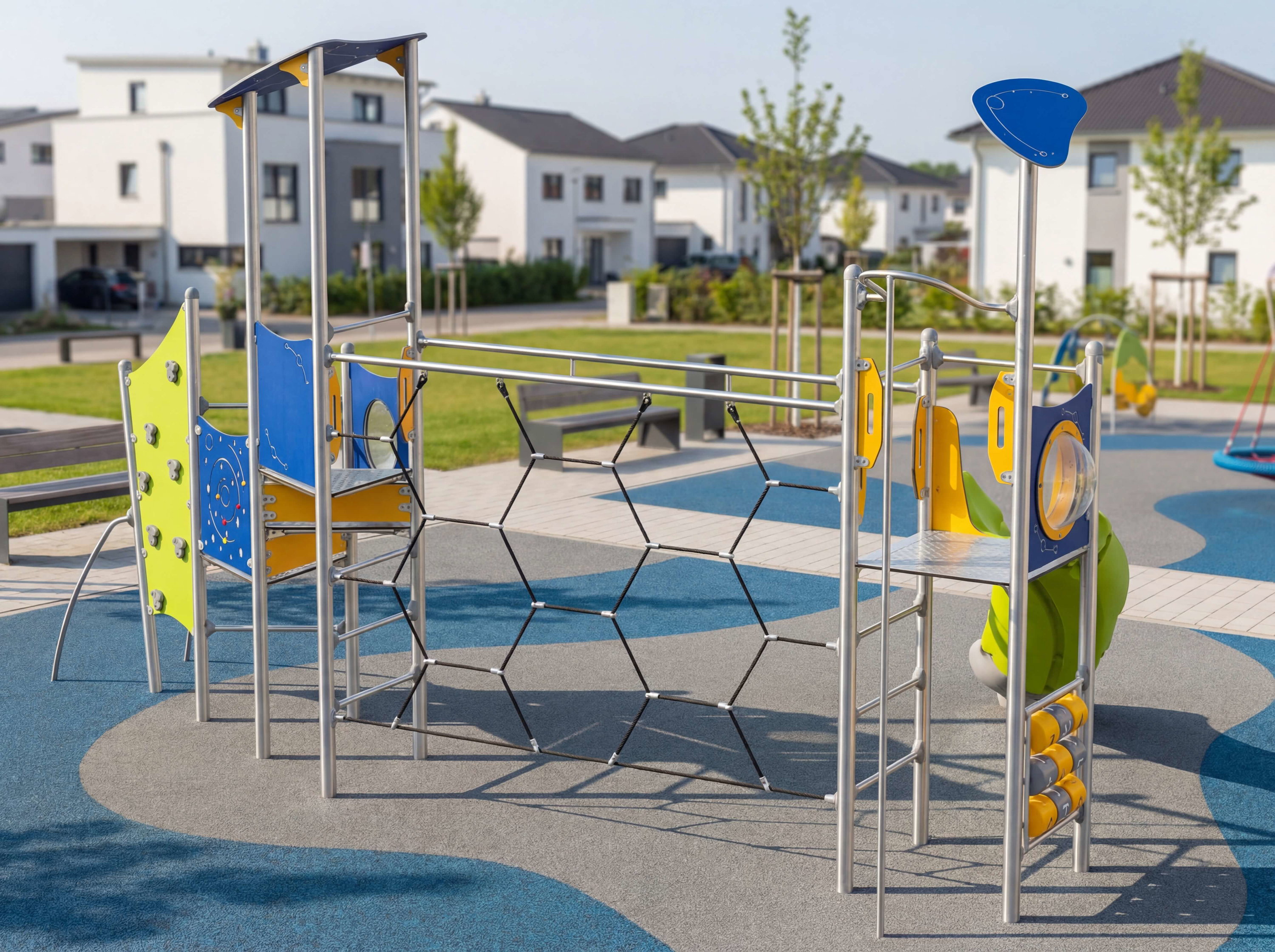 Farbiger Spielplatz mit Klettergerüst und Rutsche im modernen Wohngebiet.