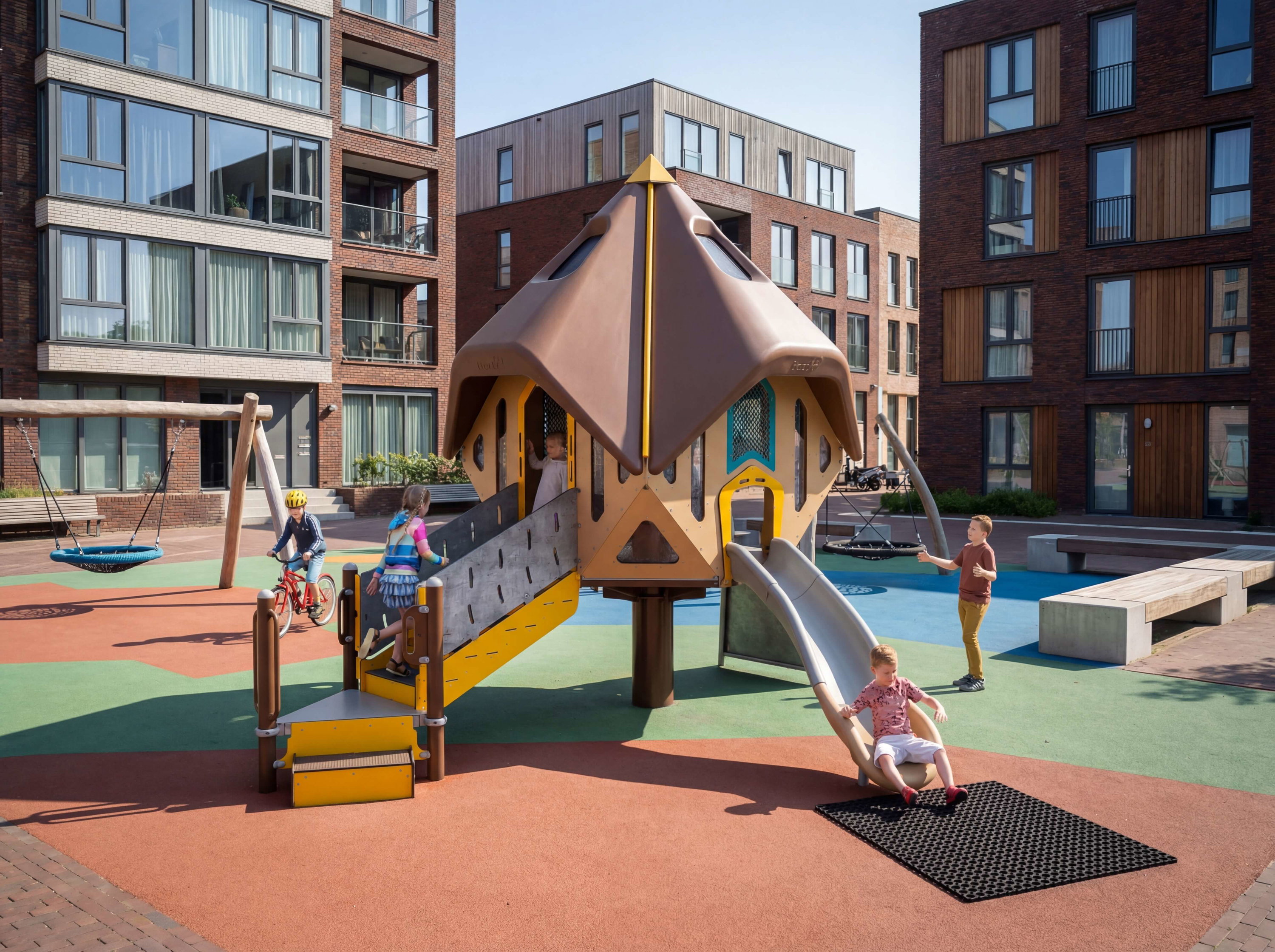Kinder spielen auf einer modernen Spielanlage vor Wohnhäusern im Freien.