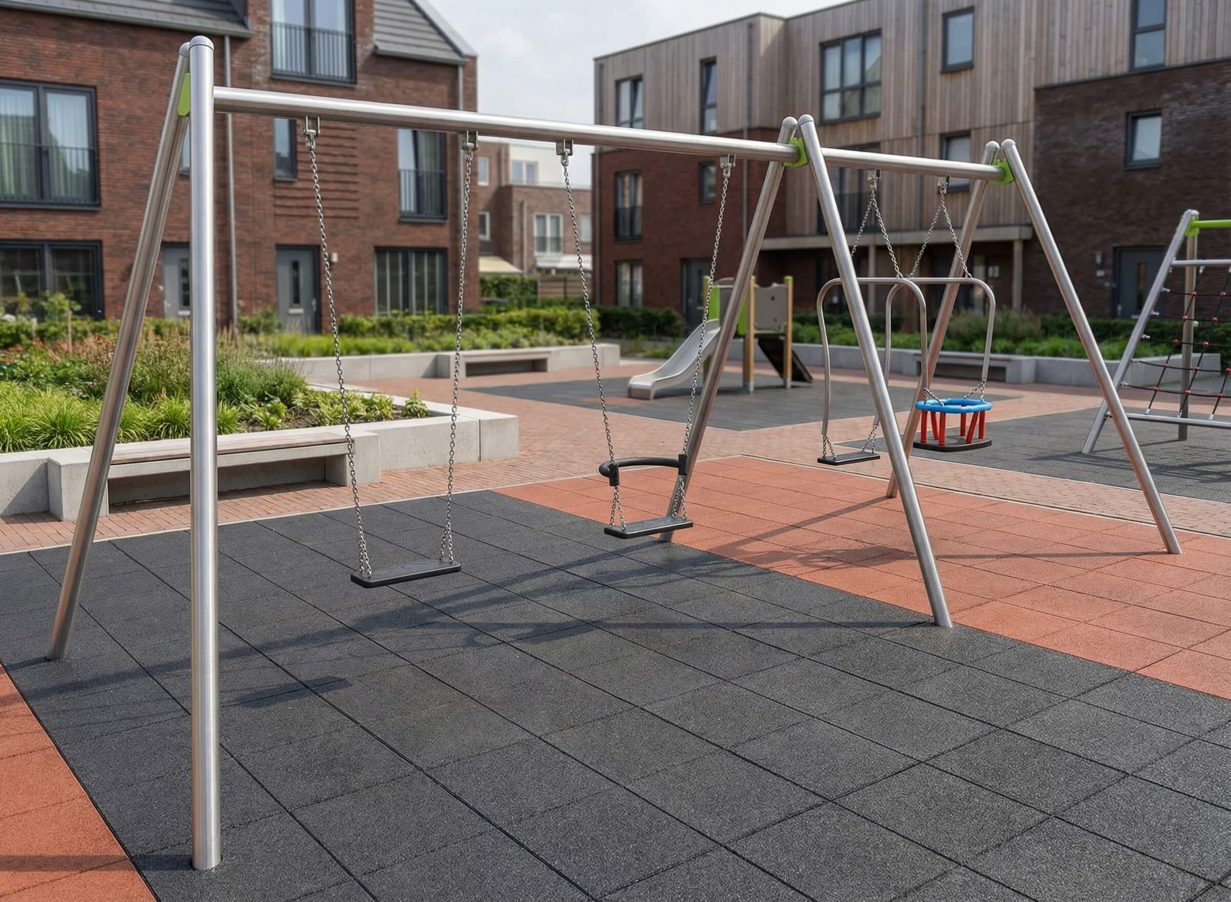 Schaukeln im modernen Spielplatz vor Wohnhäusern mit gepflastertem Boden und Grünanlagen.