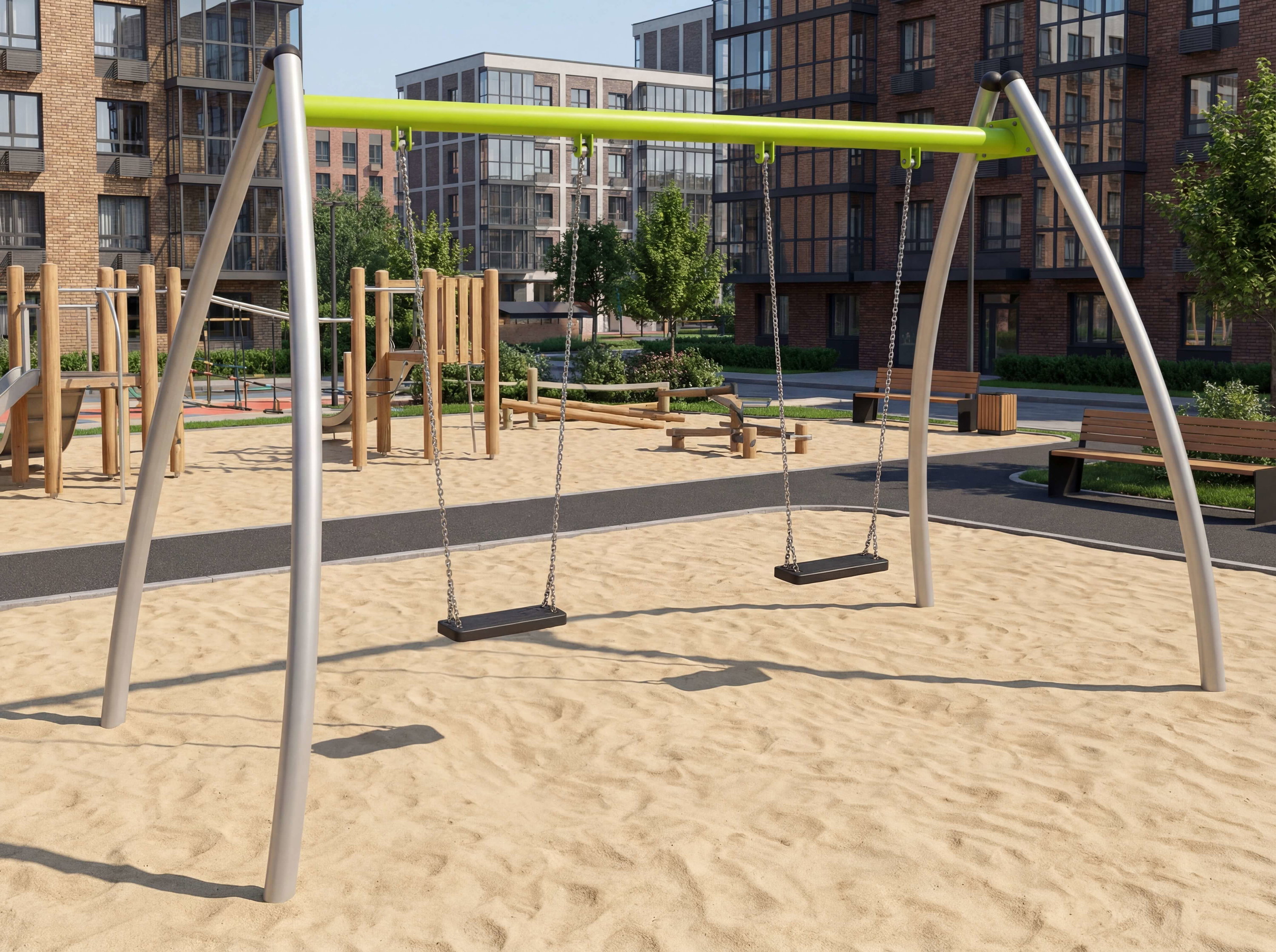 Schaukeln im Sandplatz vor modernen Wohnhäusern – kinderfreundlicher Spielbereich mit Holz- und Metallstrukturen.