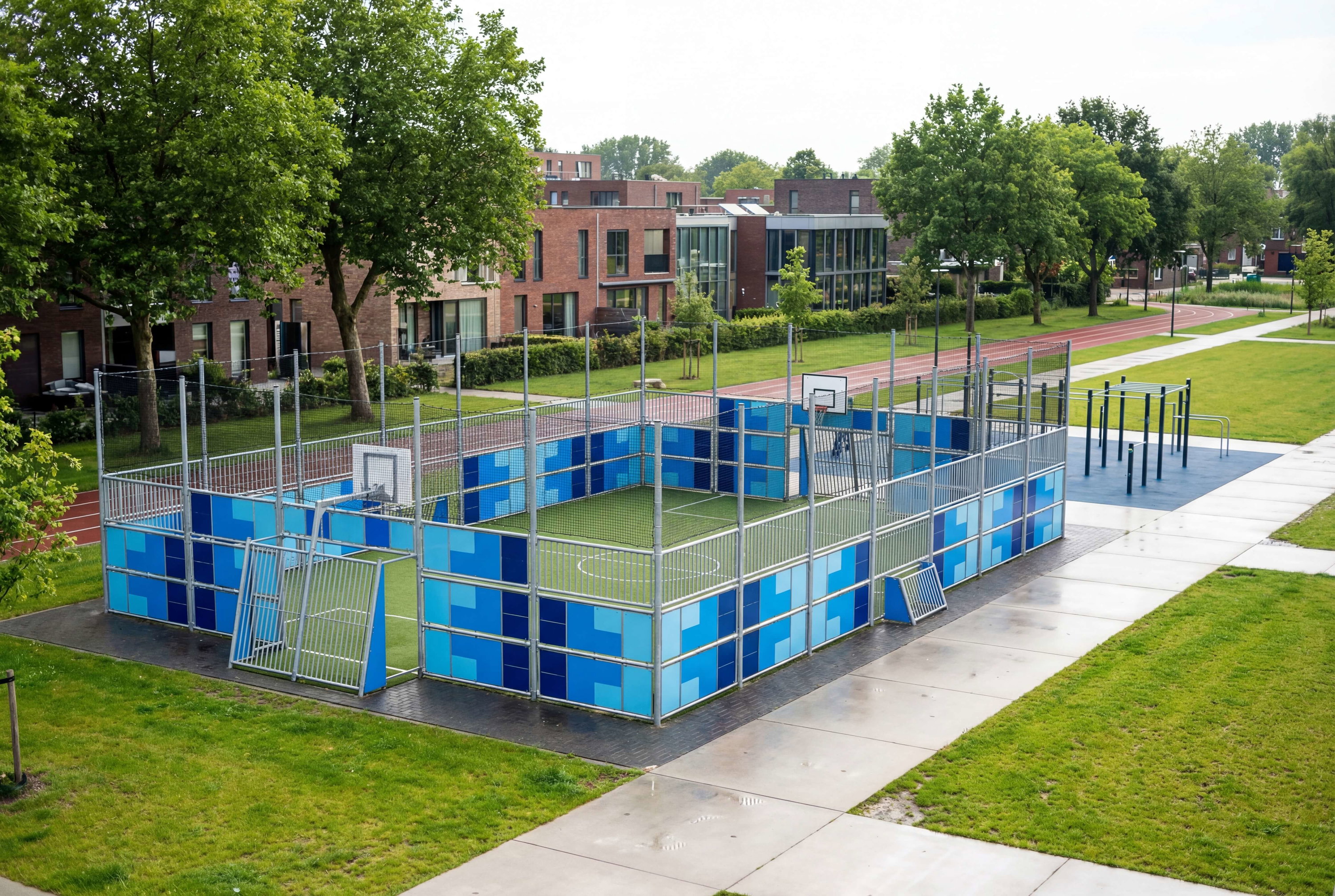 Blauer Sportplatz mit Klettergerüst und Basketballkorb im Grünen vor Wohnhäusern.