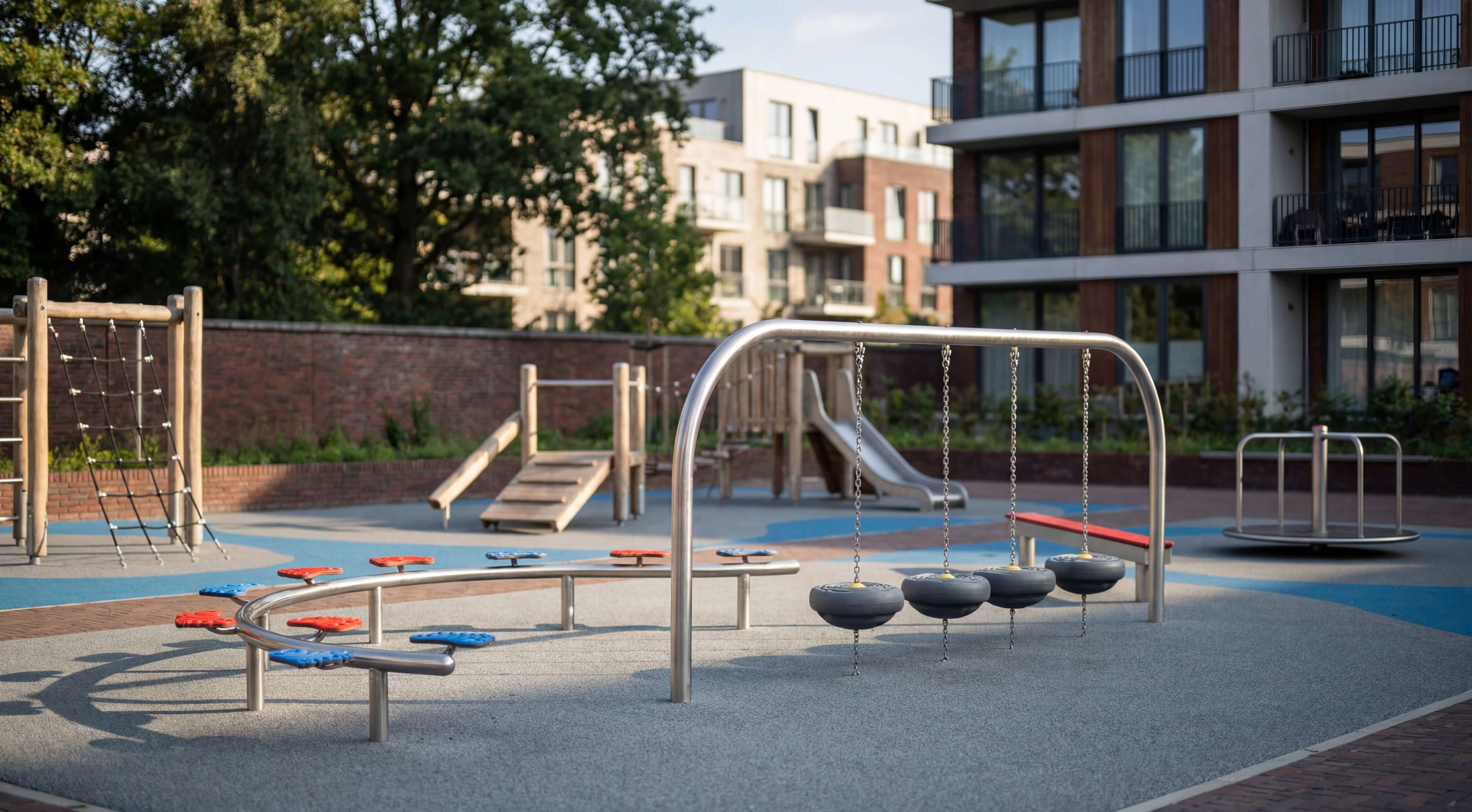 Modern playground with swings und climbing structures in front of residential buildings.

**German Alt Text (max 125 Zeichen):**

Moderne Spielanlage mit Schaukeln & Klettergerüst vor Wohnhäusern im Sonnenlicht.