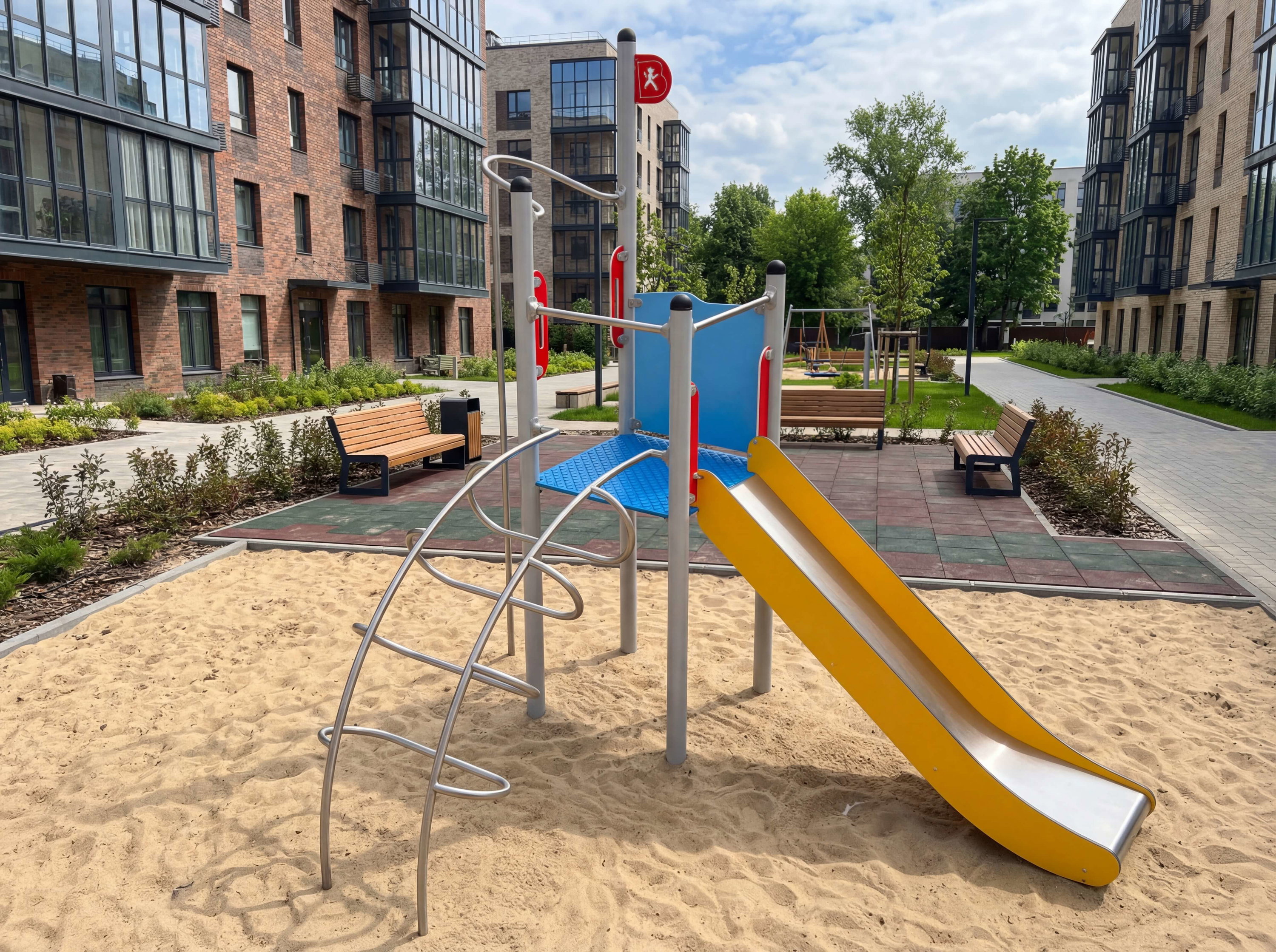 Kinder-Spielplatz mit Rutsche und Sandkasten zwischen modernen Wohnhäusern.